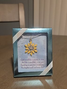 NIB Sunflower Pendant Necklace